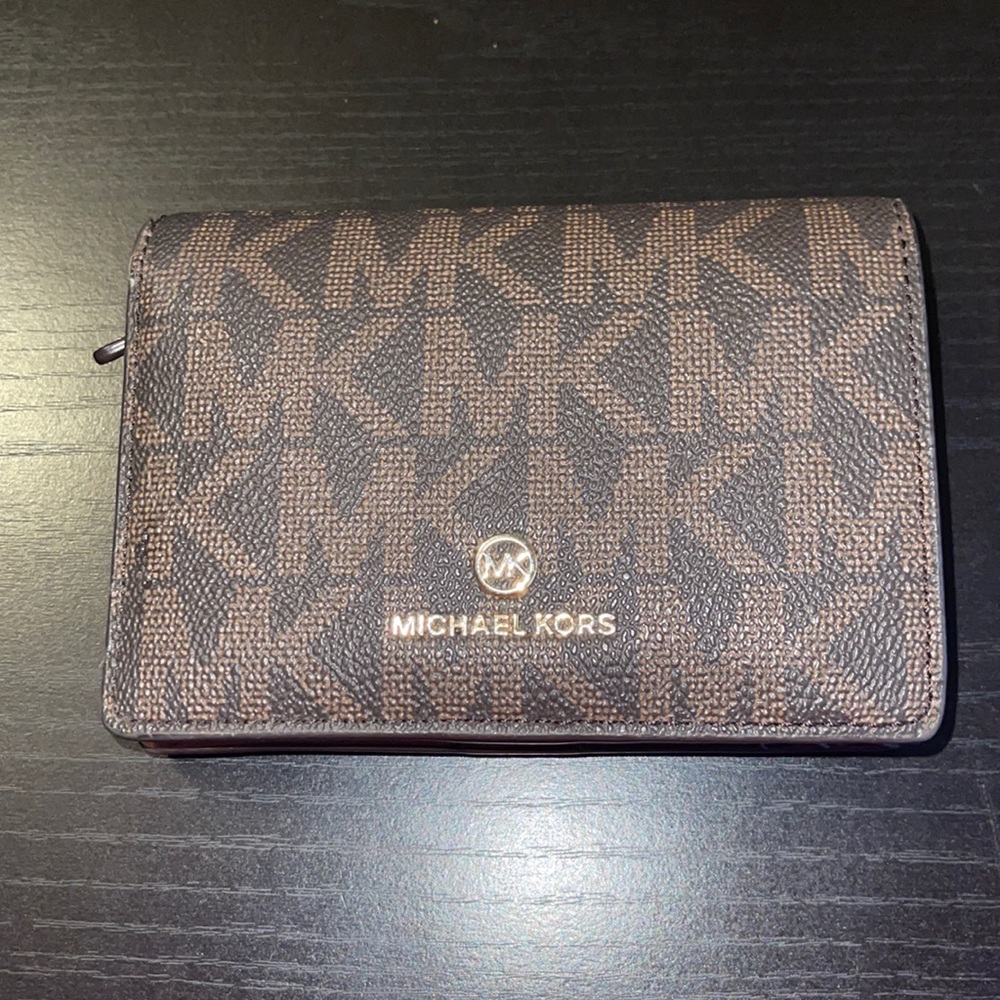 Michael Kors Jet Set MD Slim Wallet.